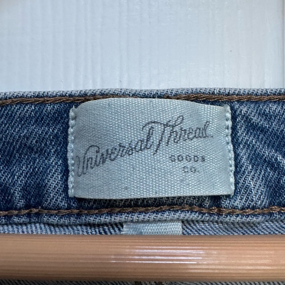 Universal Thread Women's Mid Rise 80’s slim leg, button fly light wash - Picture 7 of 9